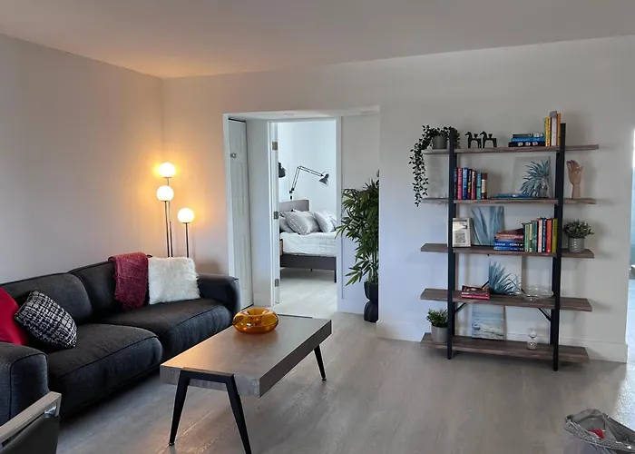 Unique Water Views, Free Parking 1Bed 1 Bath Rooffornomads 416